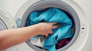 Sắp Xếp Lại Quần áo Trong Lồng Giặt
